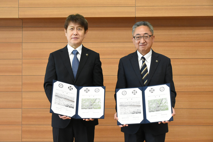 覚書締結式の両市長