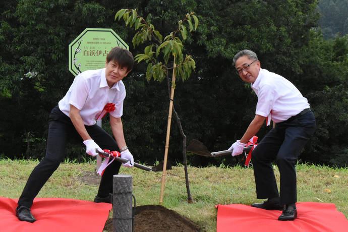 記念植樹する両市長
